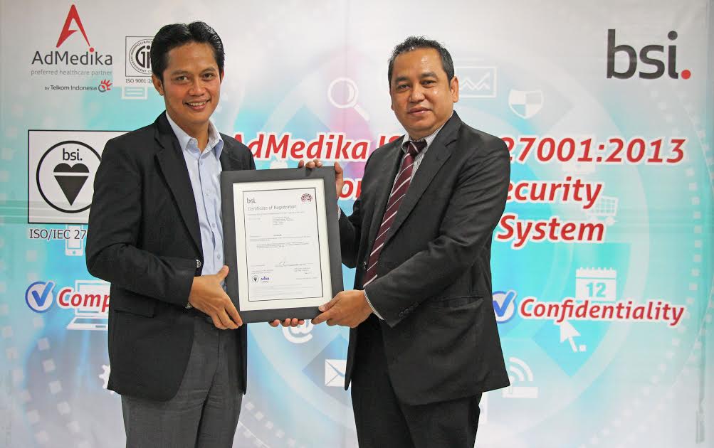 Penyerahan sertifikasi ISO/IEC 27001:2013, oleh President Director PT British Standards Institution (BSI) Indonesia, Yuan Handayana (kanan) kepada Direktur Utama AdMedika, Syaifudin (kiri)