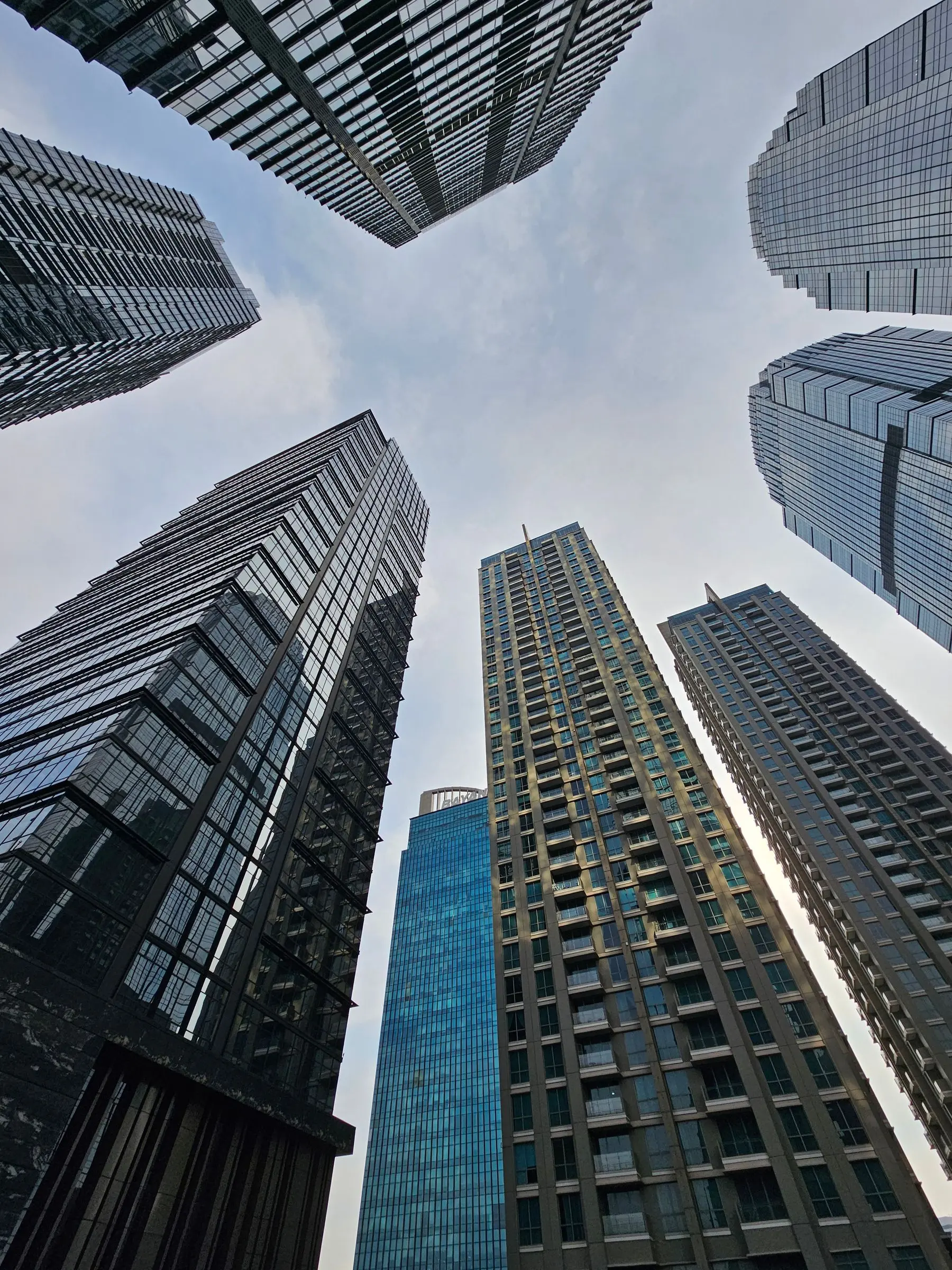 Arsitektur gedung tinggi di Jakarta dilihat dari bawah