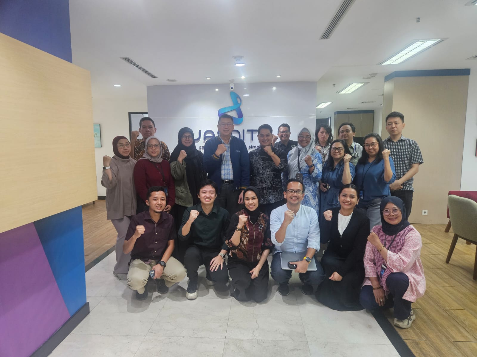 Foto bersama tim dalam kegiatan kick-off konsultasi ISO 9001 dan ISO IEC 27001 di PT Jasnita Telekomindo Tbk